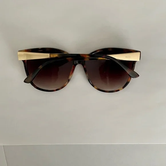 💥SALE💥 NWOT LOFT Tortoise Shell Sunglasses with Gold Detailing on Sides - Picture 4 of 9